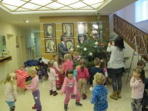 Otroci okrasili novoletni smrečici... 